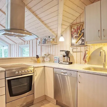 Spacious Holiday In Near Sea